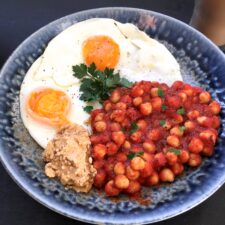 5-Minute Breakfast – Eggs with Tomato Chickpeas