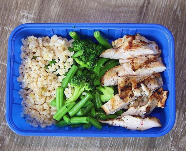 An example of a standard Muscle Meals meal. Brown rice, green veg and chicken.